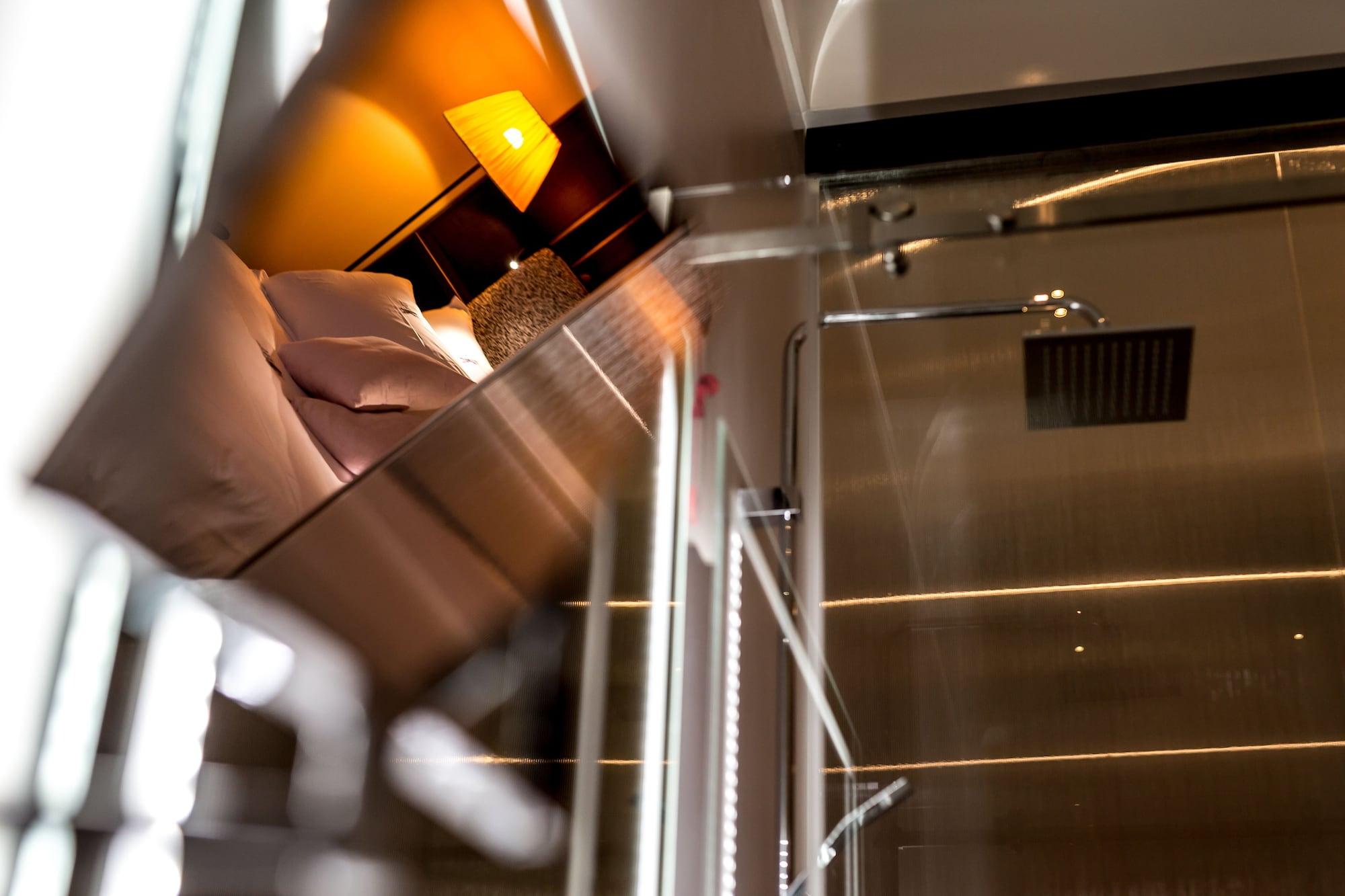 Hotel The Haven Roma Exterior foto A shower in a train