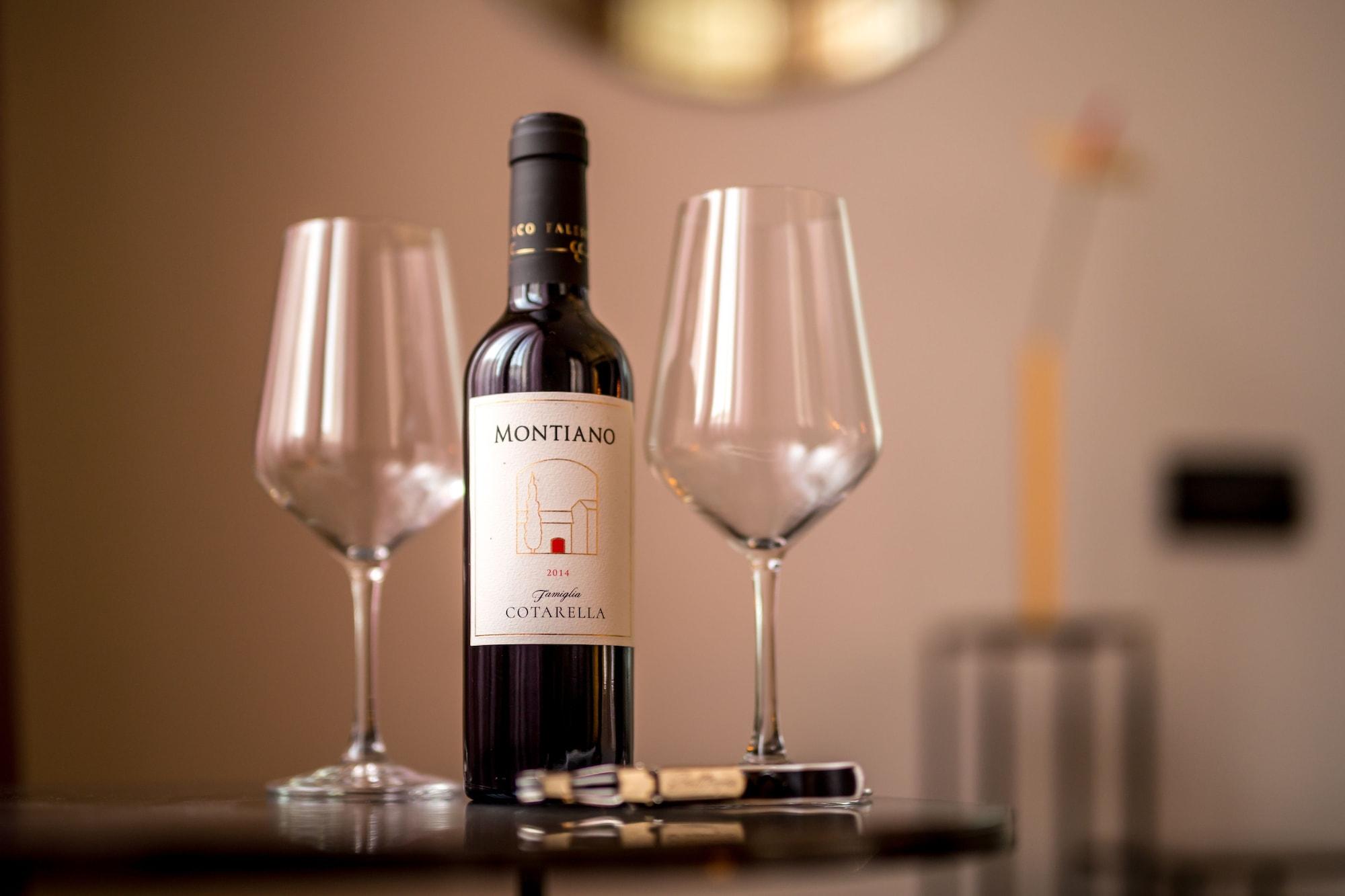 Hotel The Haven Roma Exterior foto A bottle of Montepulciano d'Abruzzo DOC