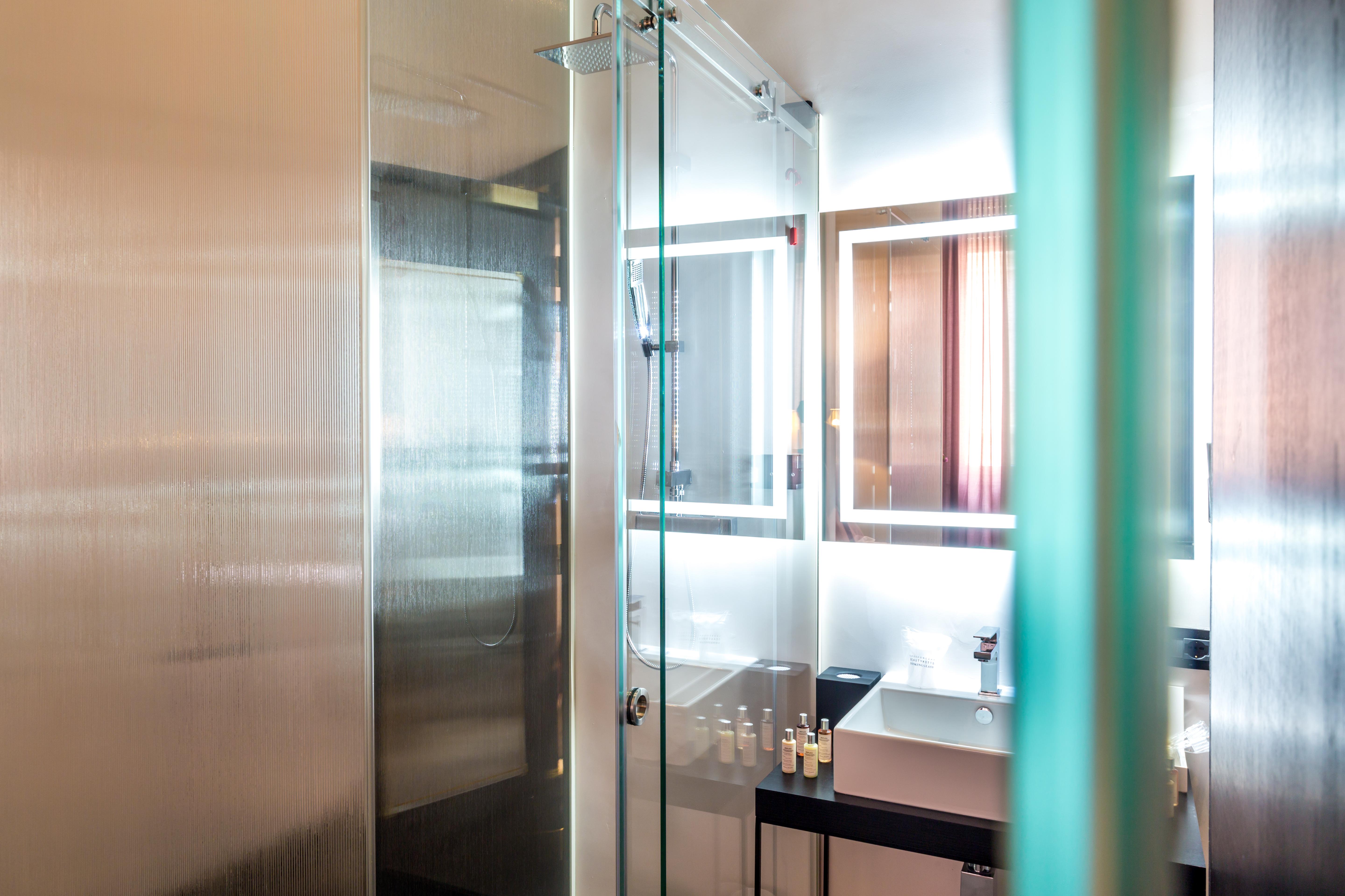 Hotel The Haven Roma Exterior foto A shower door